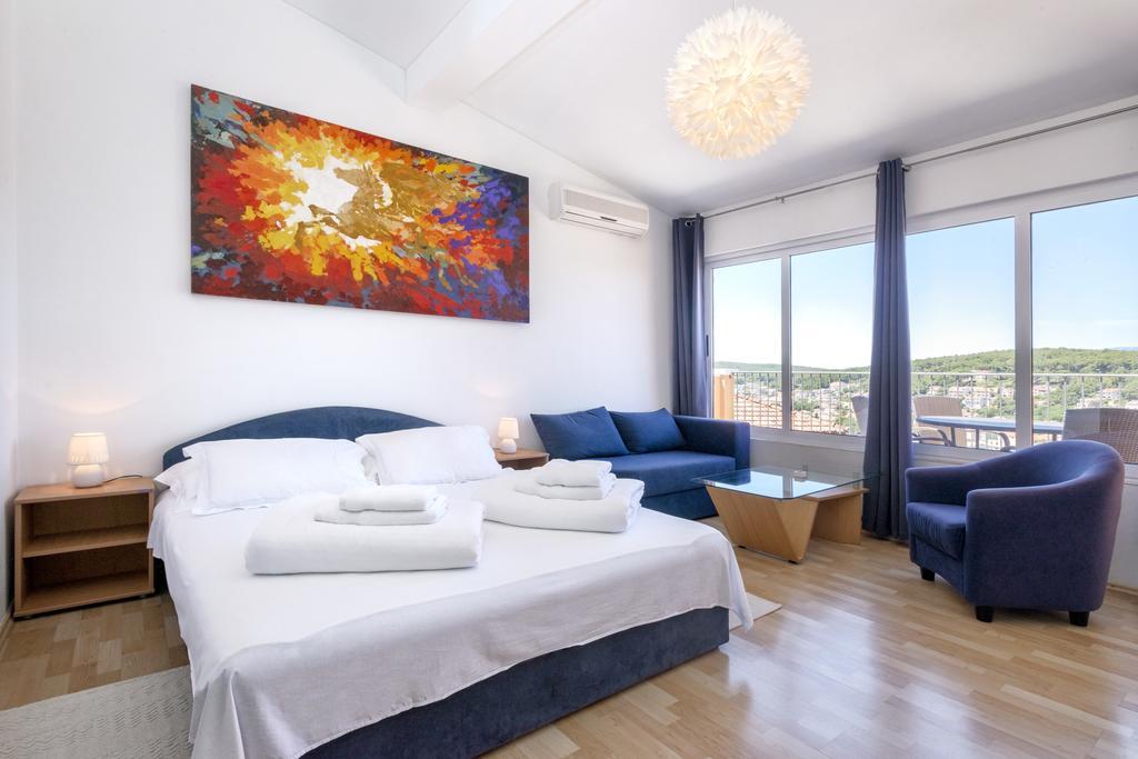 Big Blue Apartment Jelsa  Bagian luar foto